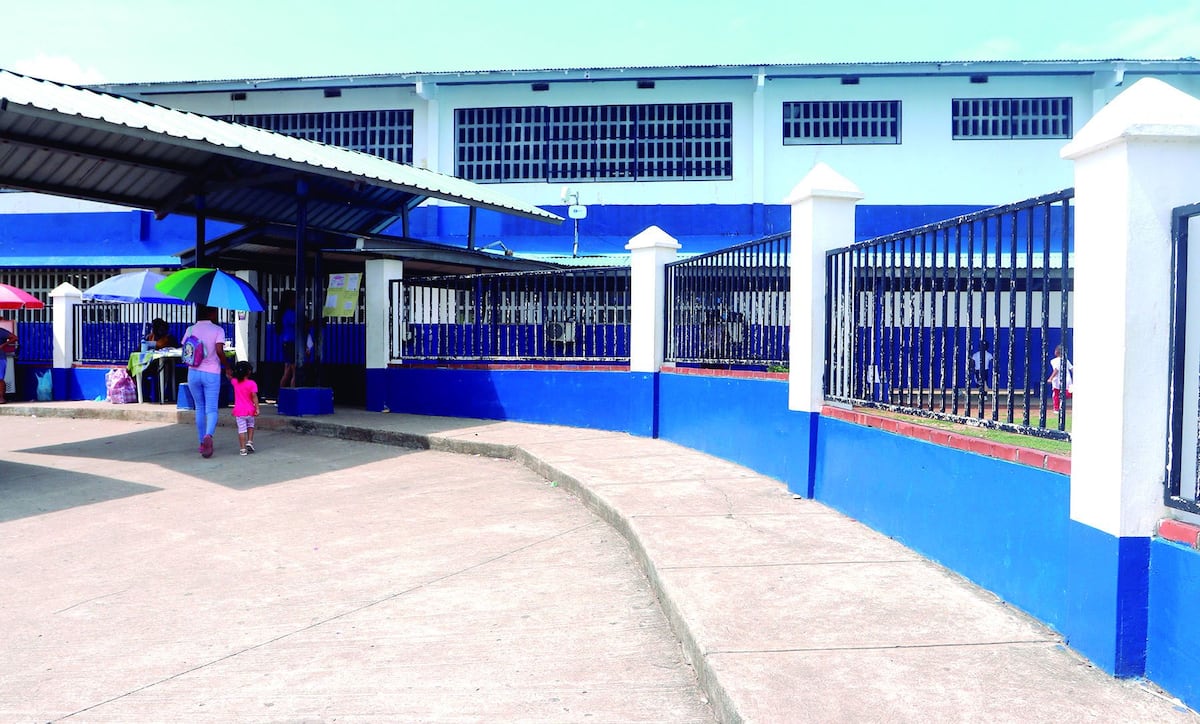 Renuncia profesor de religión que por poco es agredido por decenas de padres de familia