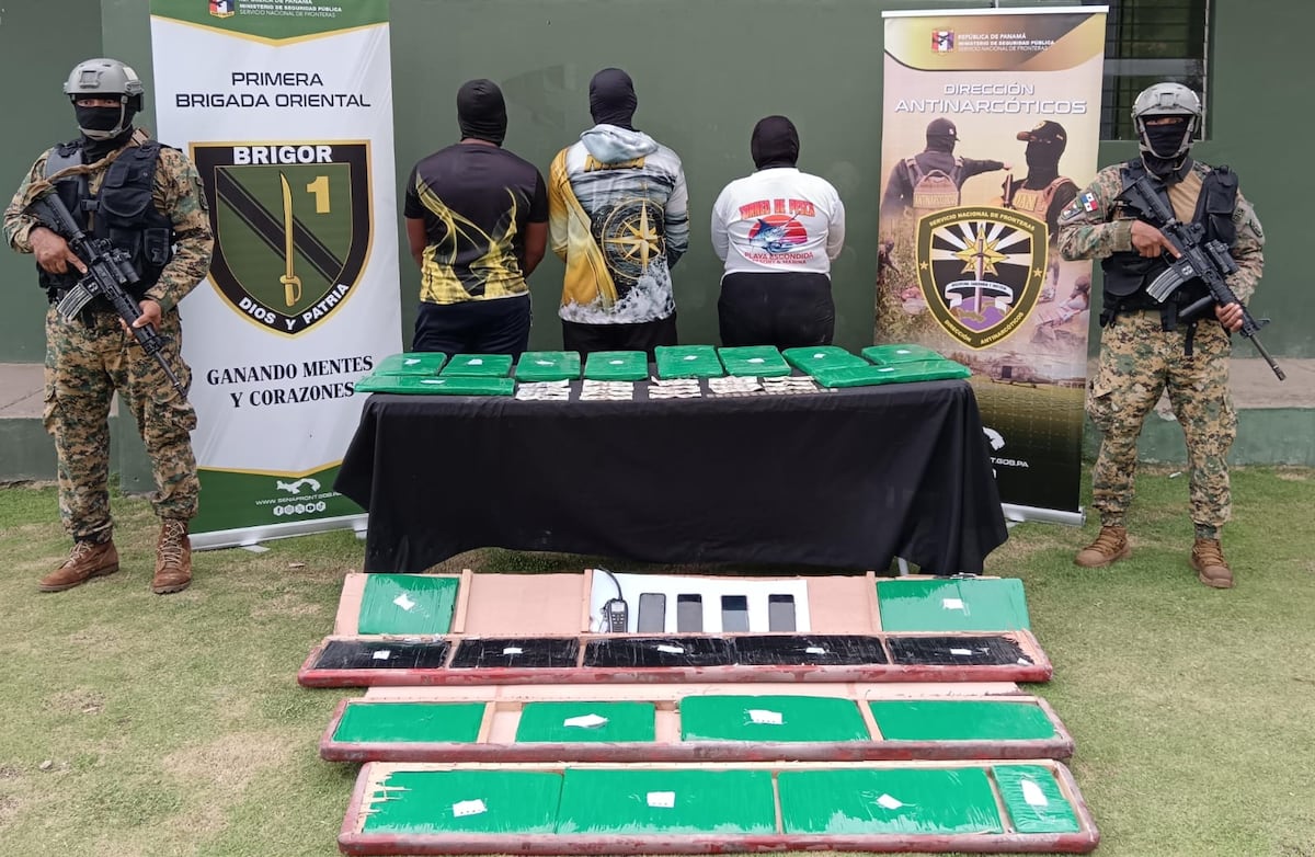Interceptan lancha con droga camuflada en tablones en Punta Garachine