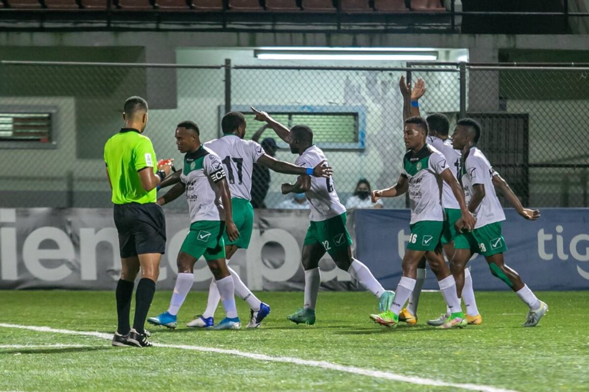 César ‘Bombo’ Medina llegó a 170 goles y metió a los ‘periquitos’ a la fiesta de los grandes de la LPF