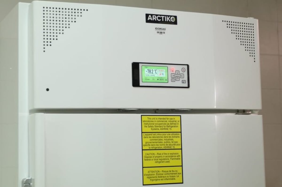 Preparativos para la vacuna. Instalan el primer de cuatro congeladores de ultra baja temperatura