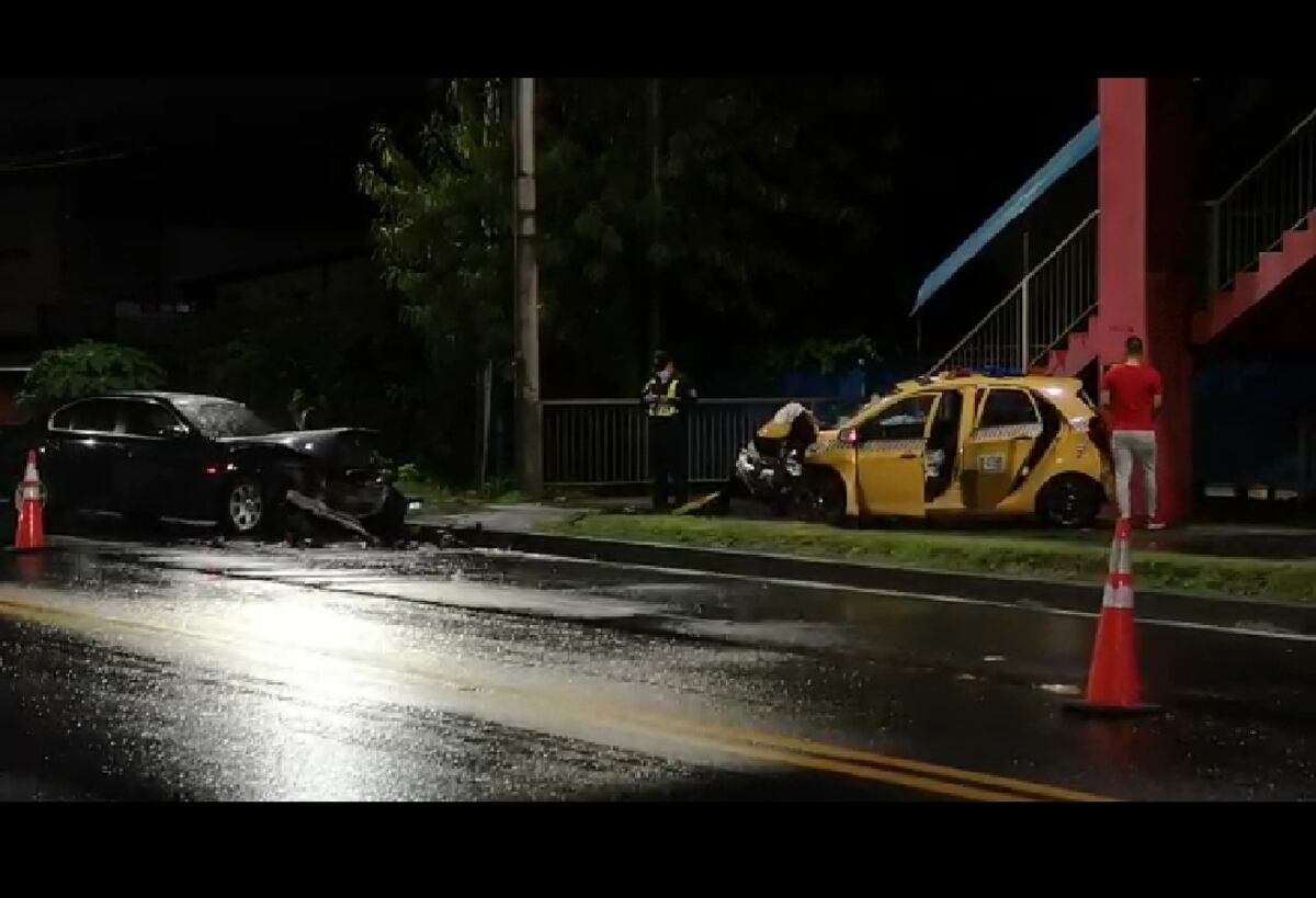 Conductor invade el otro carril y una señora termina con la pierna partida. Videos