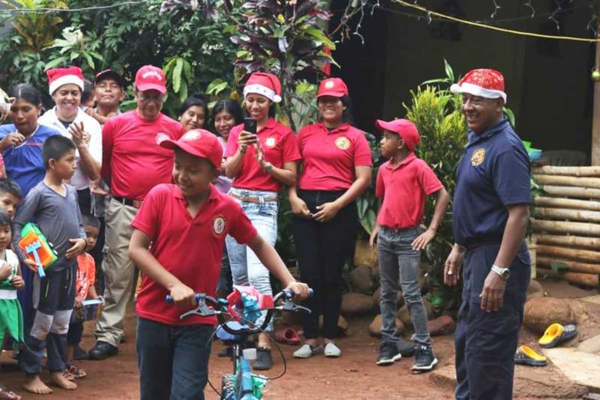 ¡Navidad anticipada! Bomberos de la provincia de Coclé llevaron alegría a San Miguel