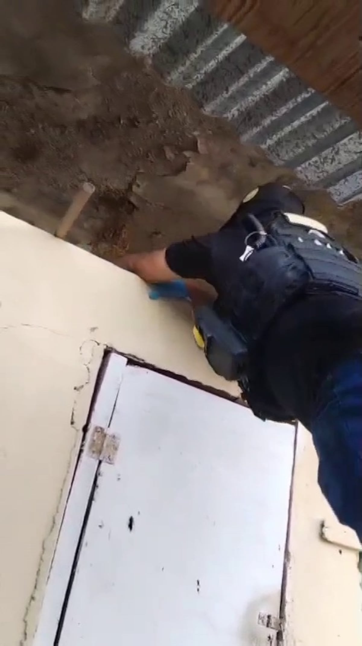 La tenían bien guardada: Baño comunal servía de escondite para presunta marihuana en El Chorrillo