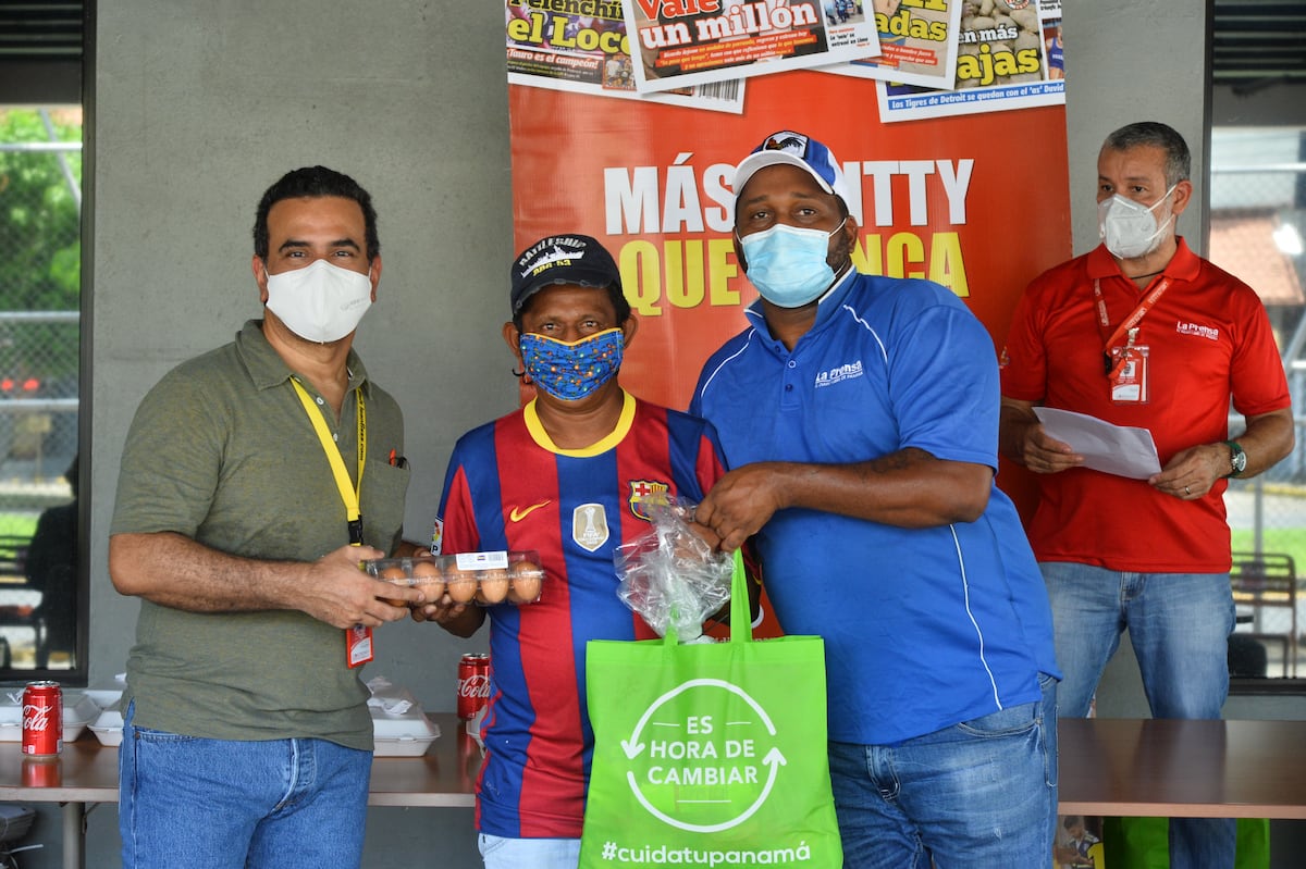 Canillitas de Corprensa, Mi Diario y La Prensa, reciben bolsas de comida