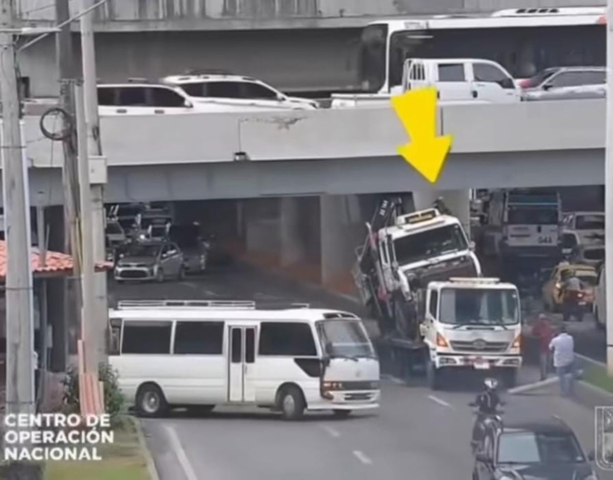 VIDEO | ¡Le salió caro! Multan con $1,000 a conductor de grúa que quedó atascada bajo puente en San Miguelito