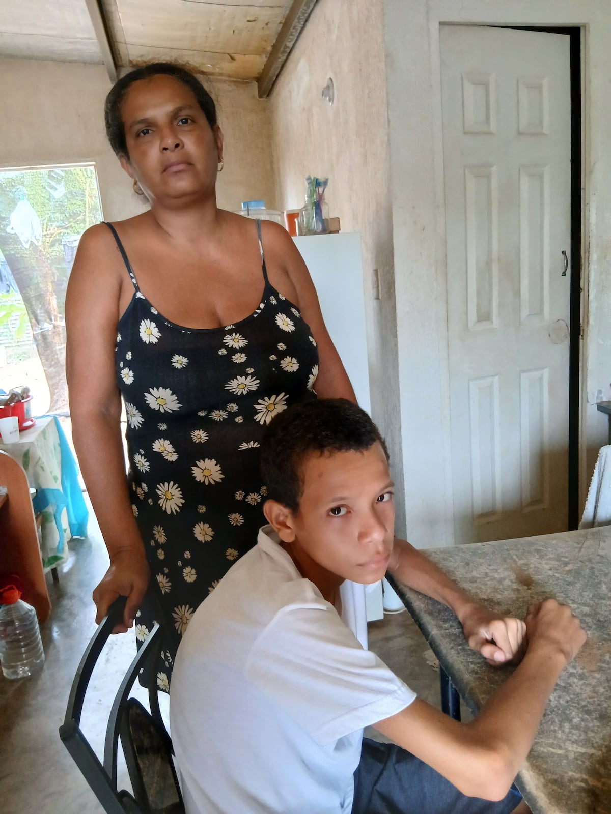 ‘Me duele y no puedo estudiar’: la escoliosis que le quita la infancia a Milton, de 13 años