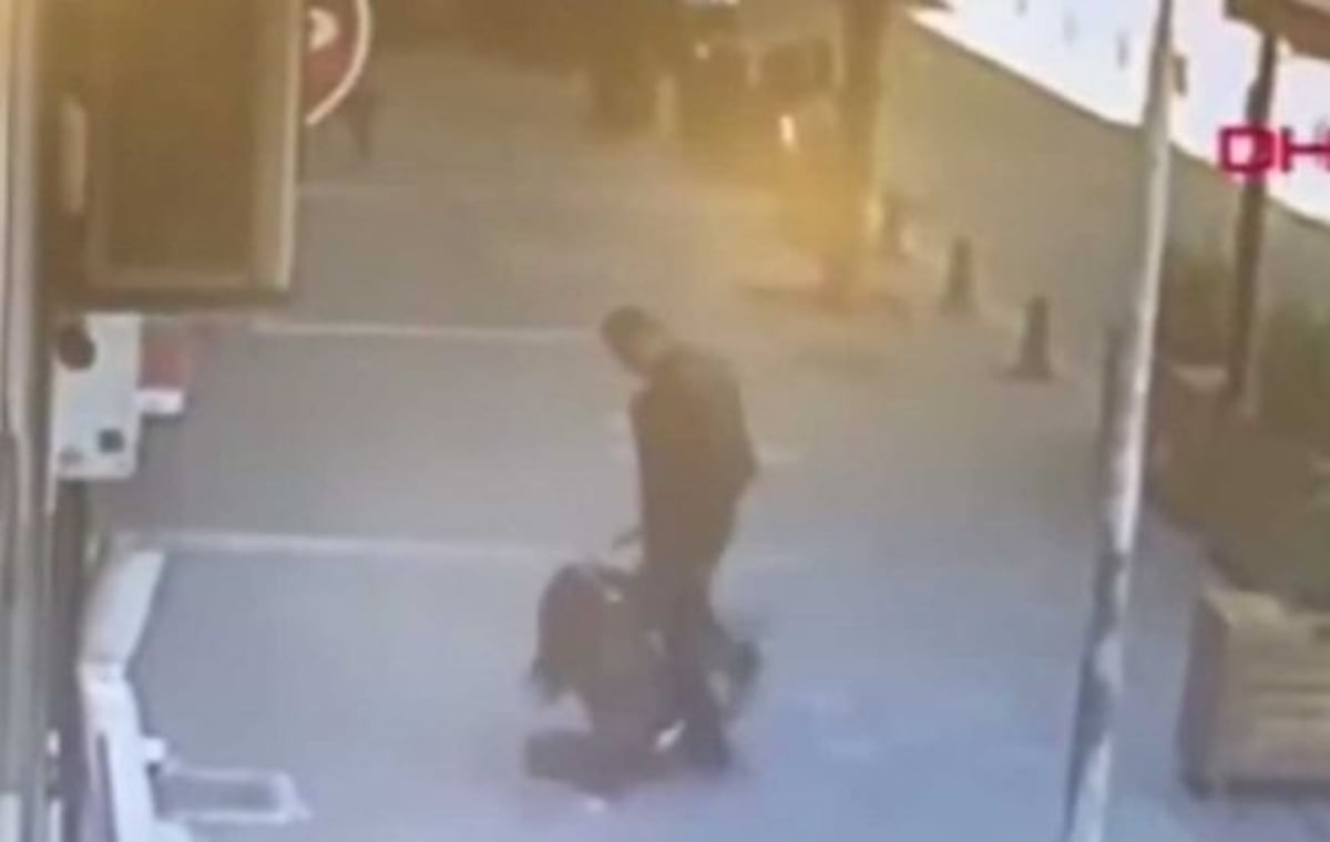 Peatón noquea de esta forma a hombre que agredía a una mujer