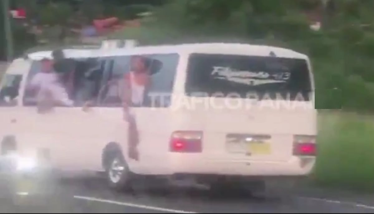 Buscando un accidente. Captan a 'chivas' con pasajeros sentados en las ventanas