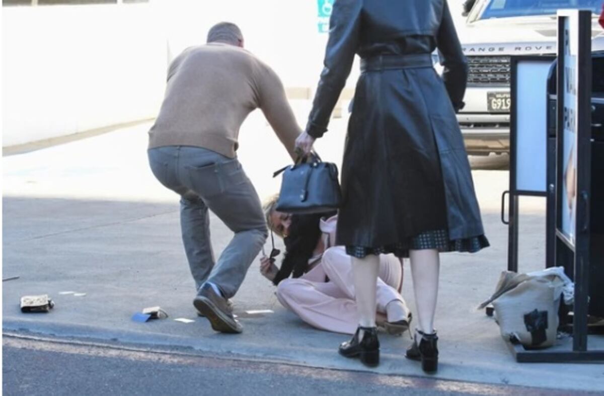 ¡Allá va eso! Captan la fuerte caída que sufrió la veterana actriz Sharon Stone
