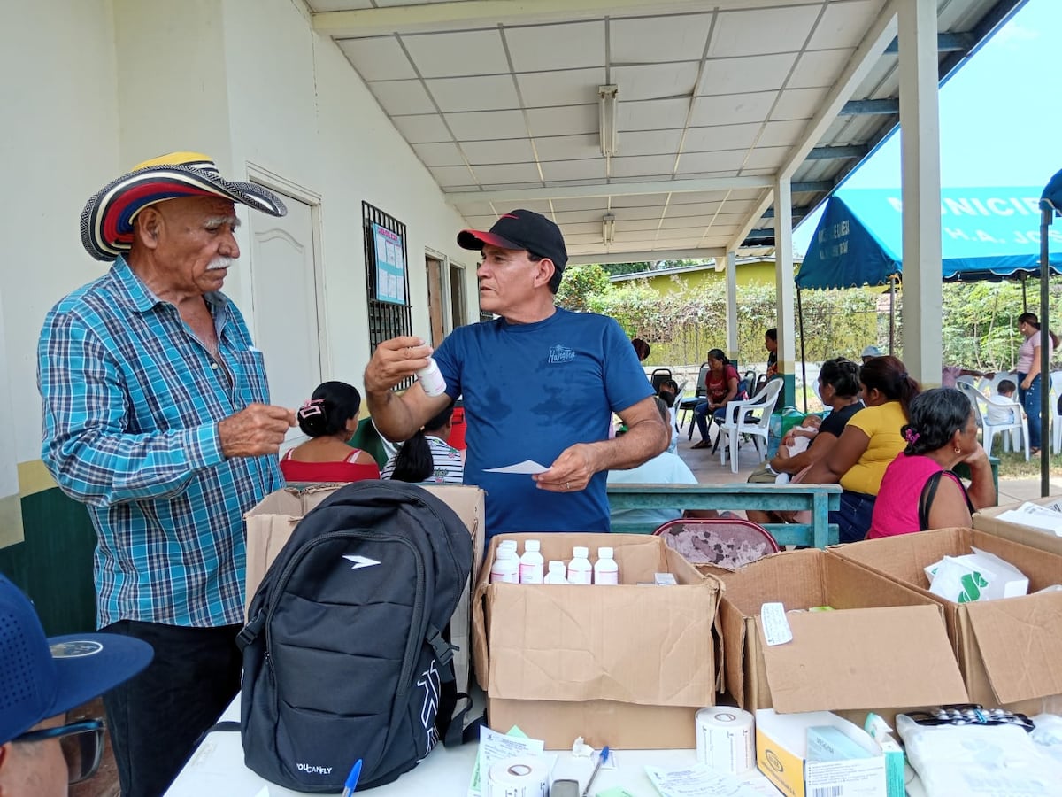 ¡Giras médicas llegan a San Bartolo y Boró! 160 beneficiados con vacunas y chequeos