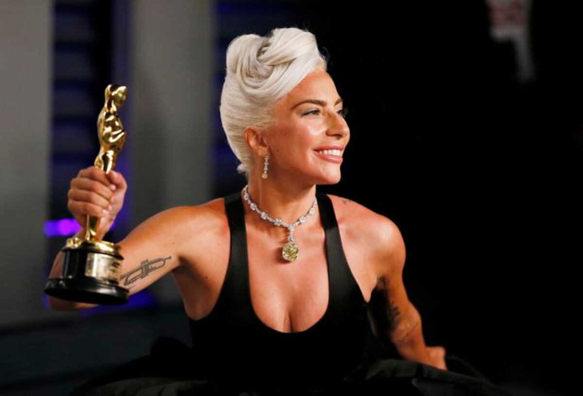 Exesposa de Bradley Cooper cree que hay  algo entre el actor y Lady Gaga