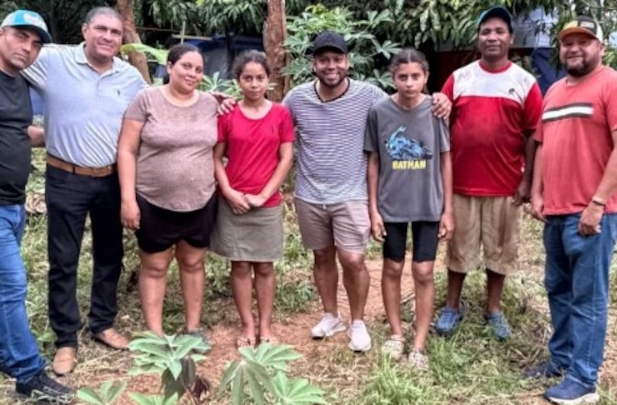 Vídeo | Alejandro Torres dona ‘chantin’ a familia damnificada tras el terremoto