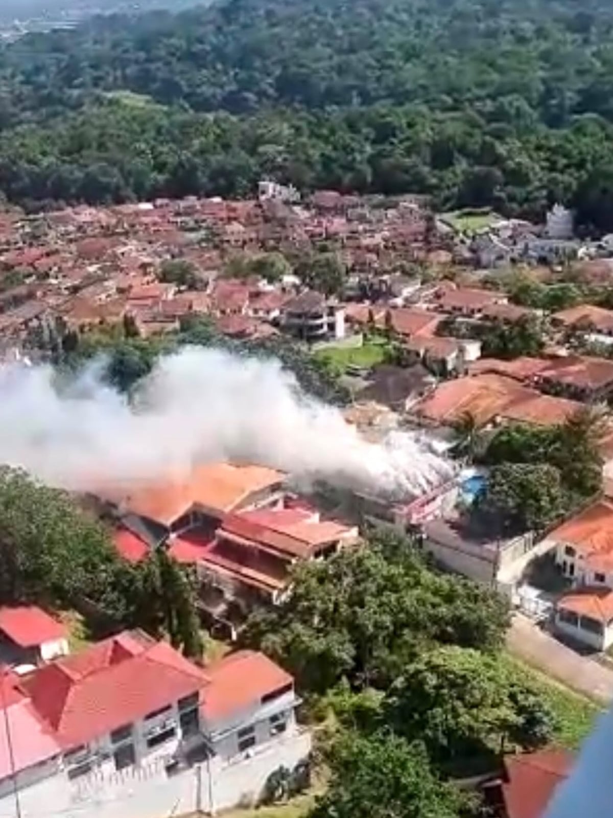 LO ÚLTIMO. Incendio en Dos Mares genera fuerte columna de humo detrás de El Dorado + VÍDEOS