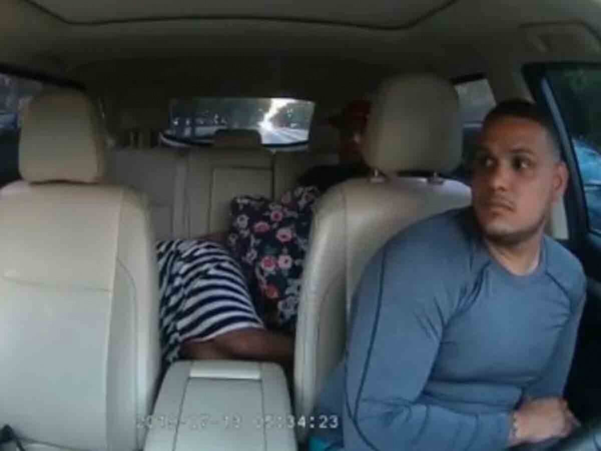Mujer da a luz en taxi; conductor graba impactante momento. Video 
