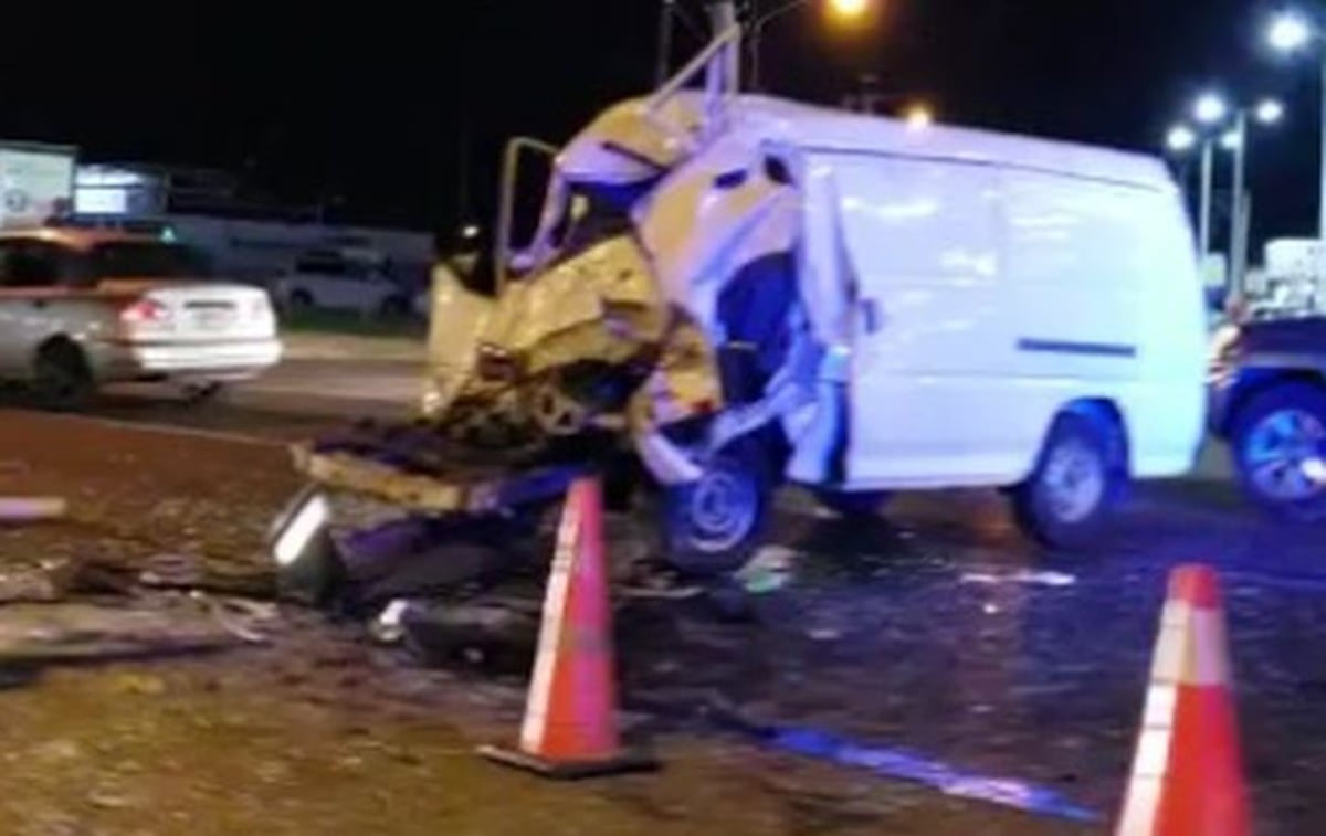 Bus Coaster de ruta y un panel se estrellan. Hay un muerto y más de 15 heridos 