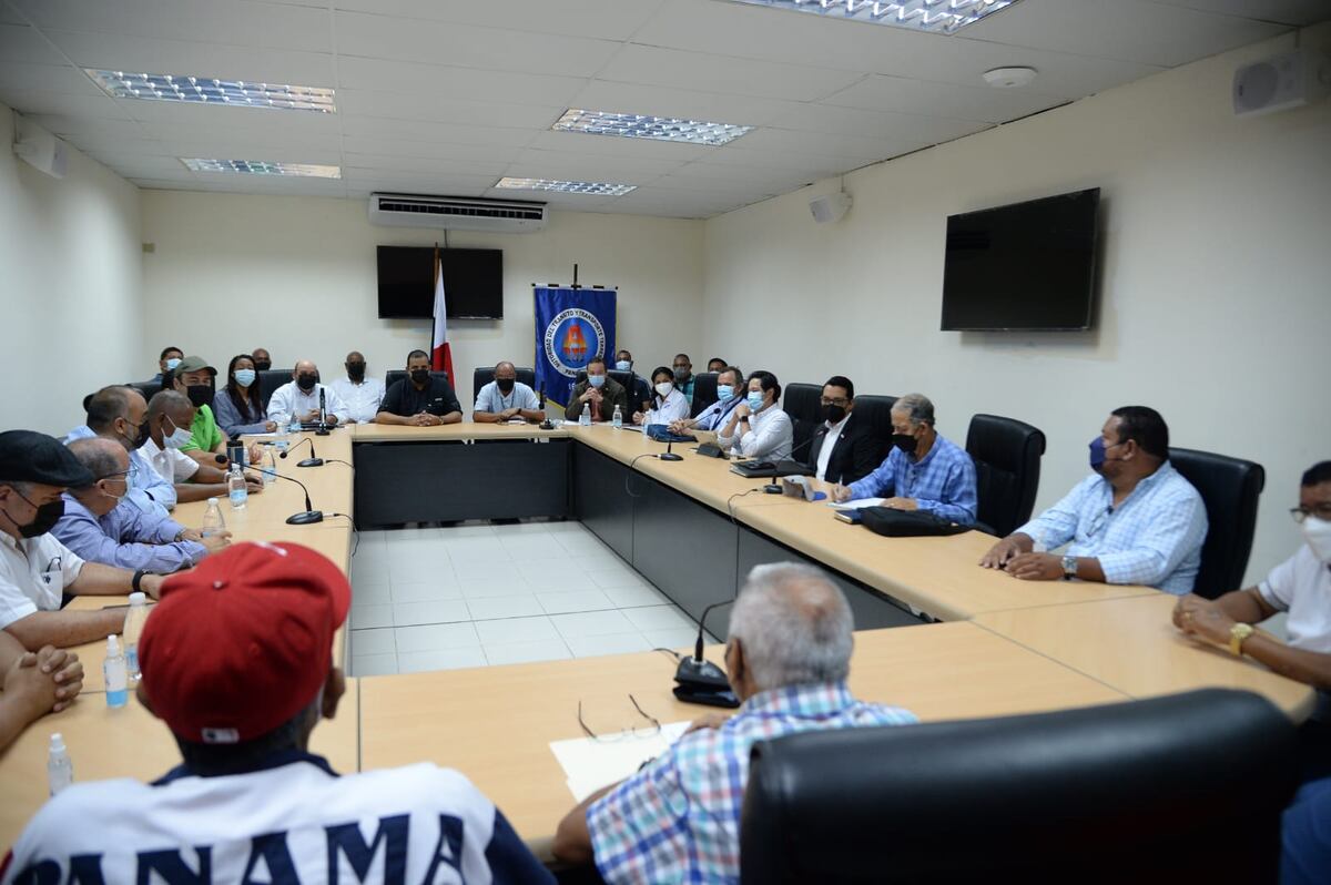 Revisan tema de las plataformas. Transportistas y el gobierno mantienen negociaciones