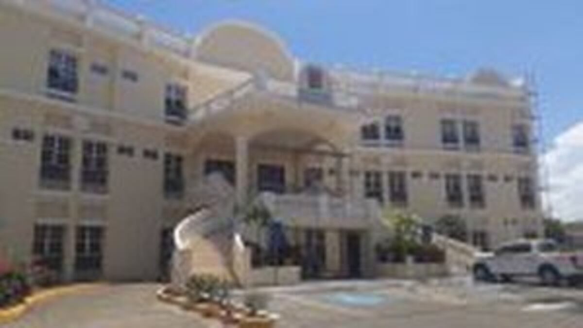 Se despertó y encontró a 3 ladrones en su casa con arma en mano. Hay capturas