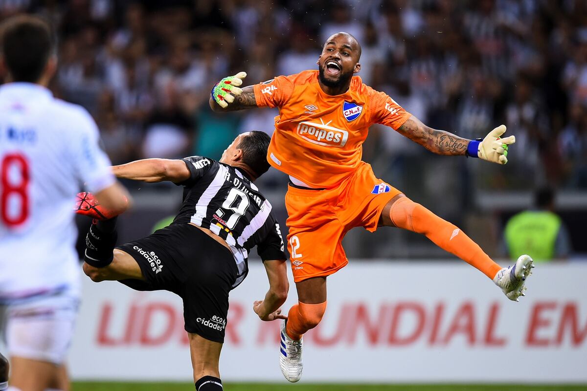 ‘Manotas’ se viste de héroe y la afición lo pide para titular