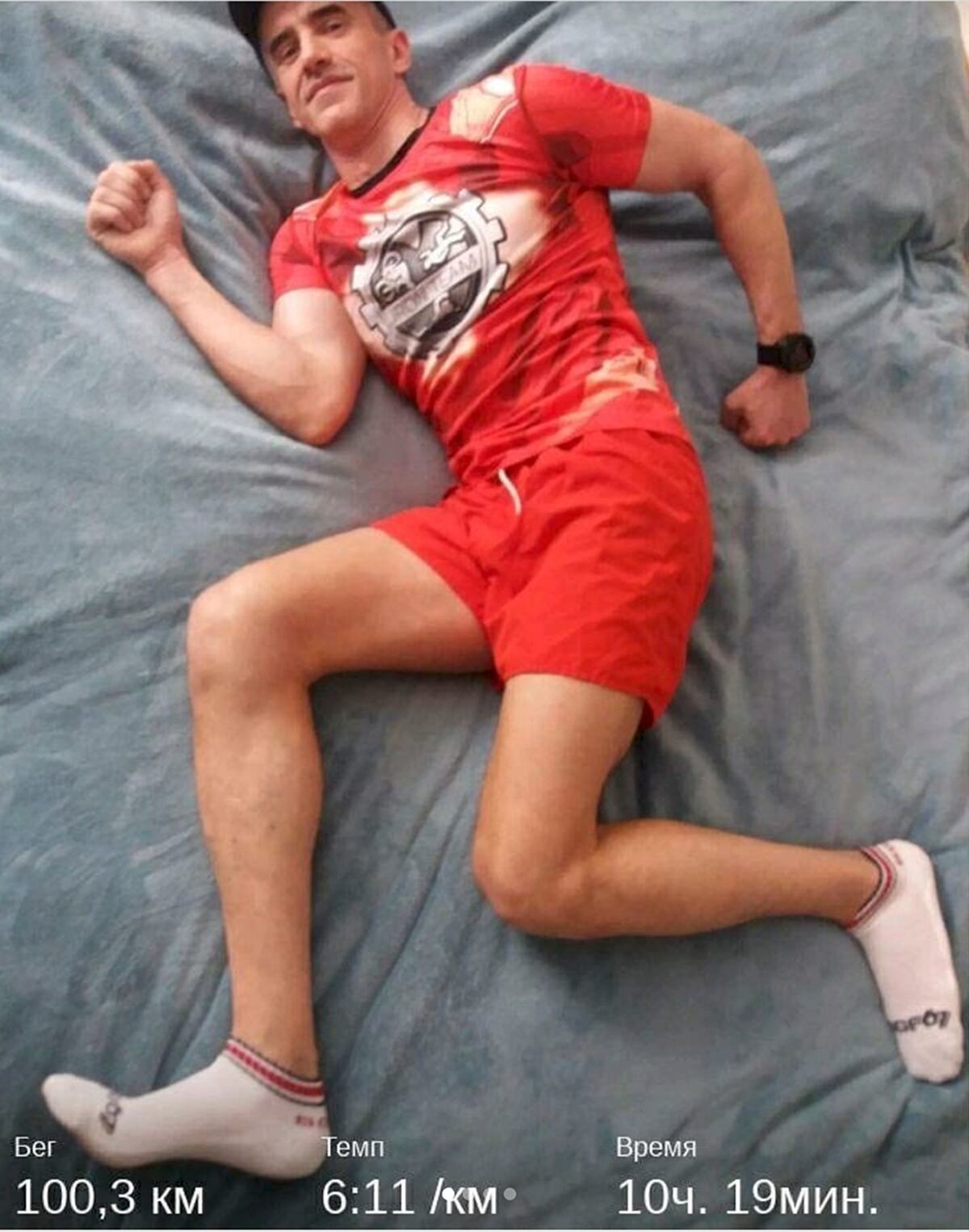 Maratonista corrió más de 100 kilómetros en círculos alrededor de su cama