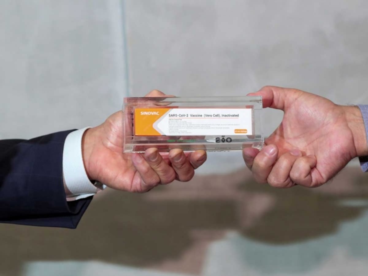 Paran pruebas de vacuna china en Brasil por misteriosa muerte de voluntario