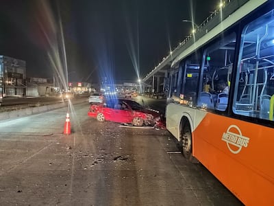 Fuerte colisión entre metrobús y auto particular en Villa Zaita deja un herido grave