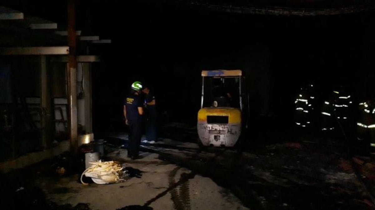 ¡FUEGO!  Llamas consumen empresa en Puerto Caimito | VIDEO