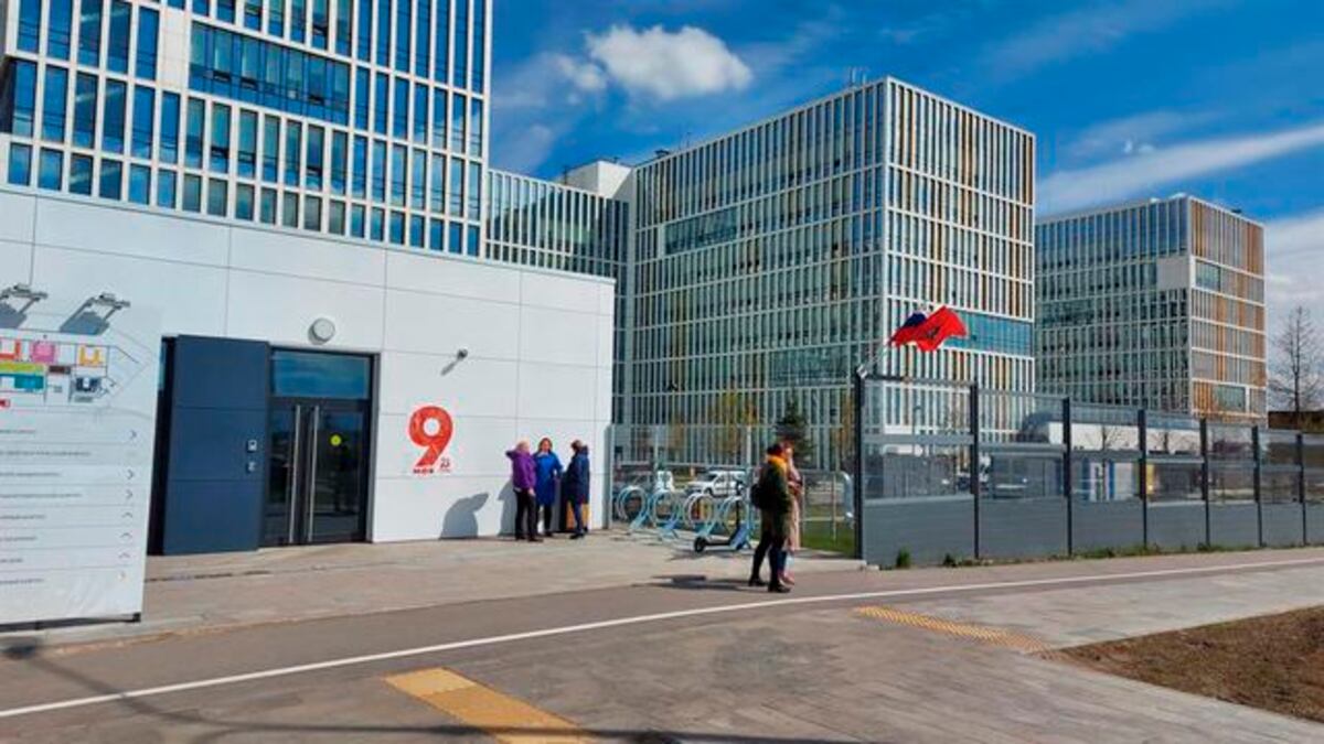 Alistan aplicación masiva contra la covid-19. Rusia concluye las pruebas clínicas de su primera vacuna 