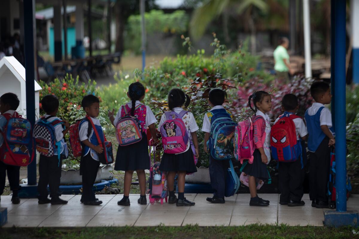Defensoría del pueblo exige acción y autoridades educativas evalúan prohibir celulares en escuelas