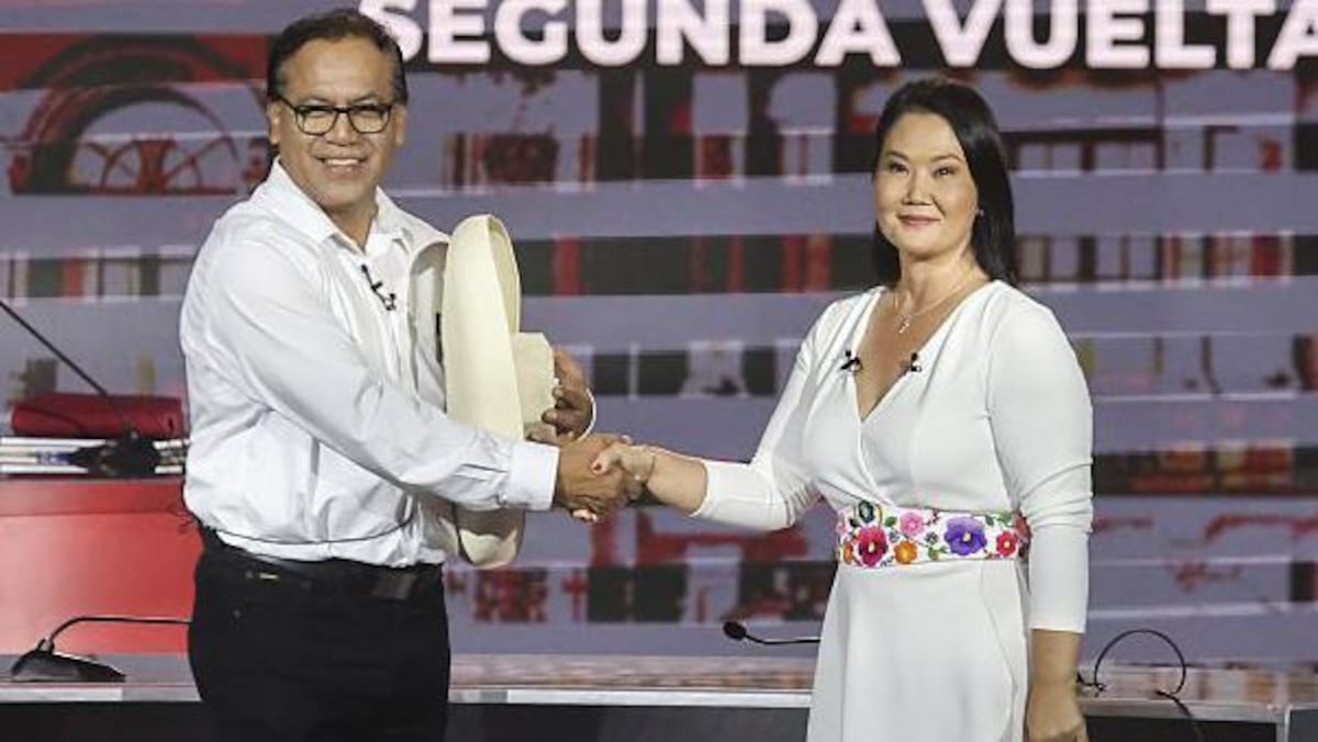 Keiko Fujimori toma mínima ventaja en reñido conteo presidencial en Perú