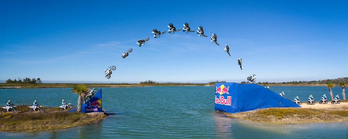 El loco cruce de Tyler Bereman: Se puso a saltar entre islas sobre un lago