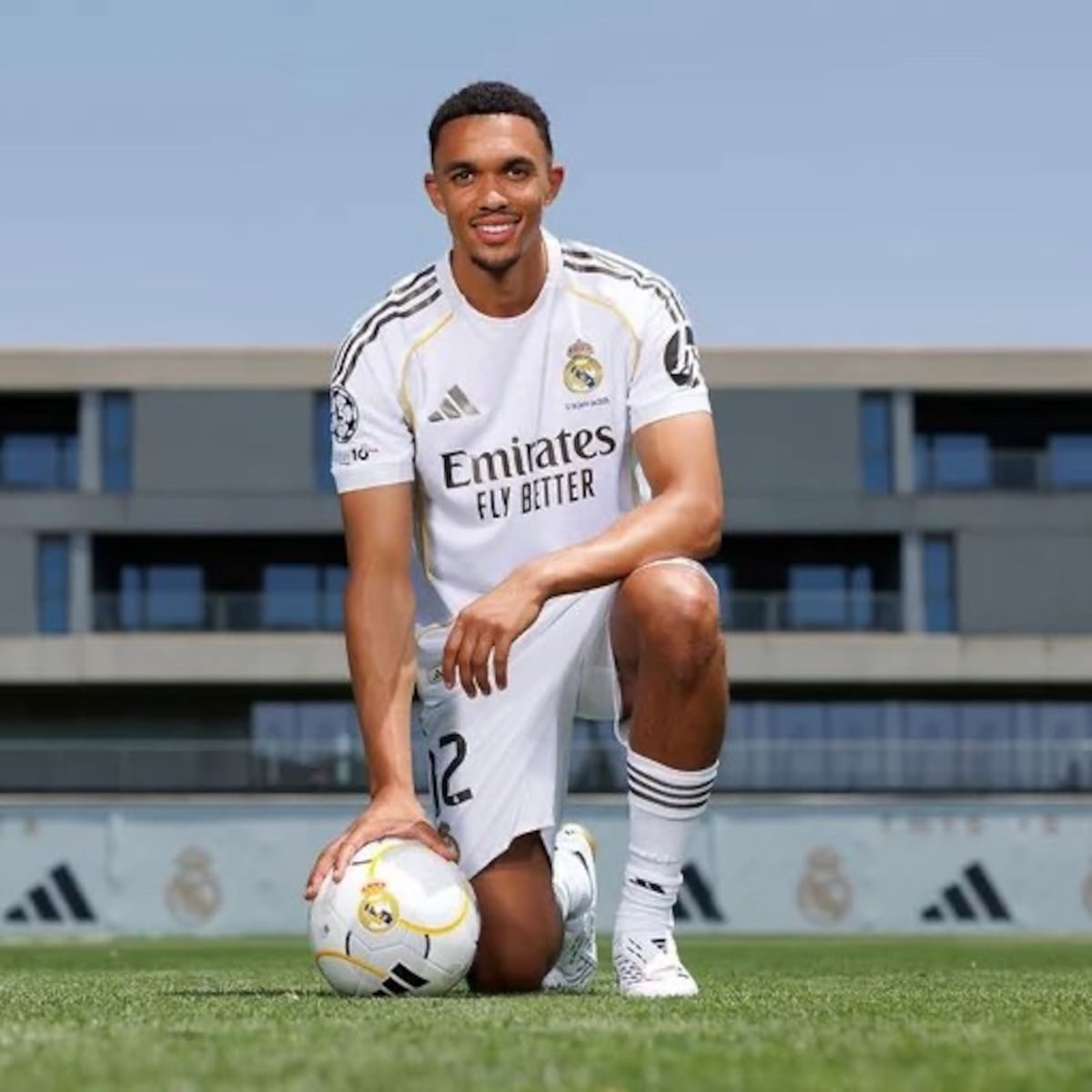 Alexander-Arnold se viste de blanco y lanza dardo en su presentación