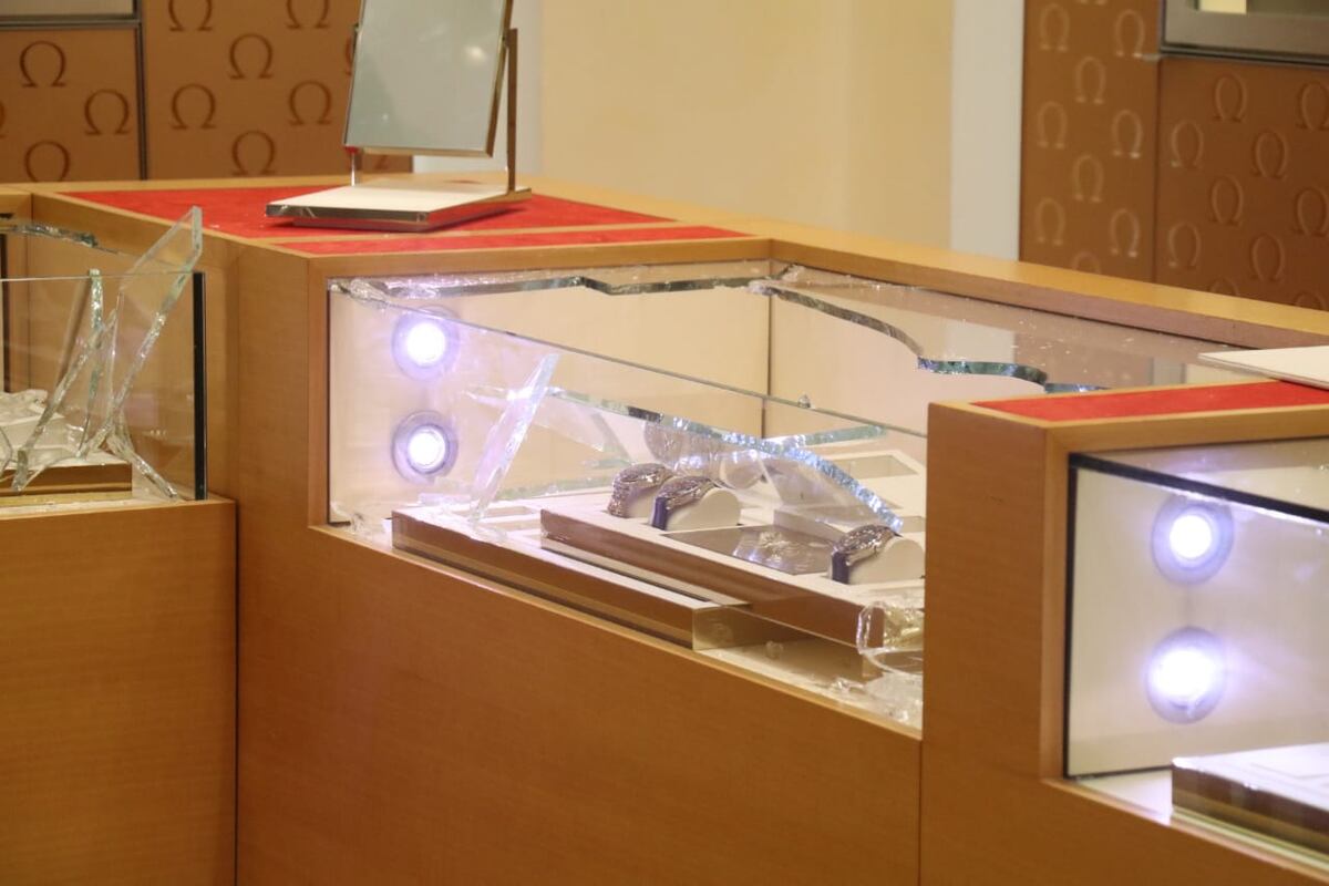 Asaltan local comercial en Multiplaza. Los sujetos andaban con mascarillas y gorras. Video