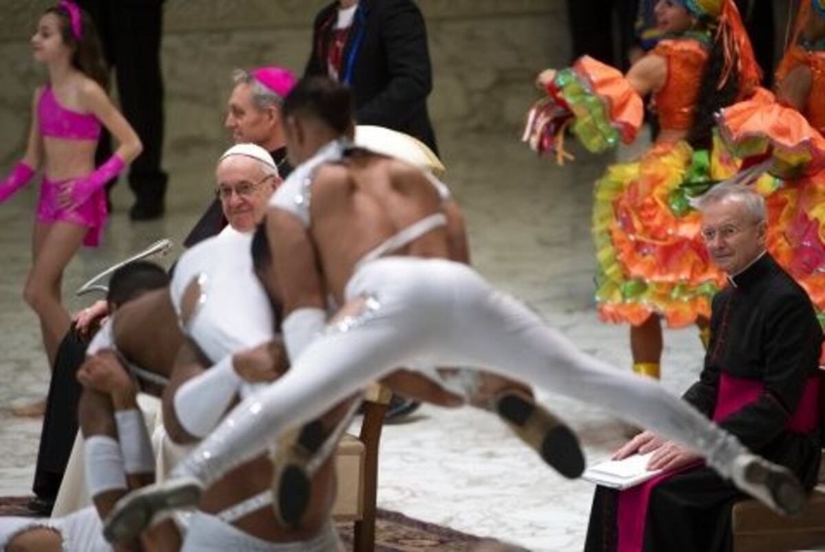 Papa Francisco hace malabares con un balón en el Vaticano