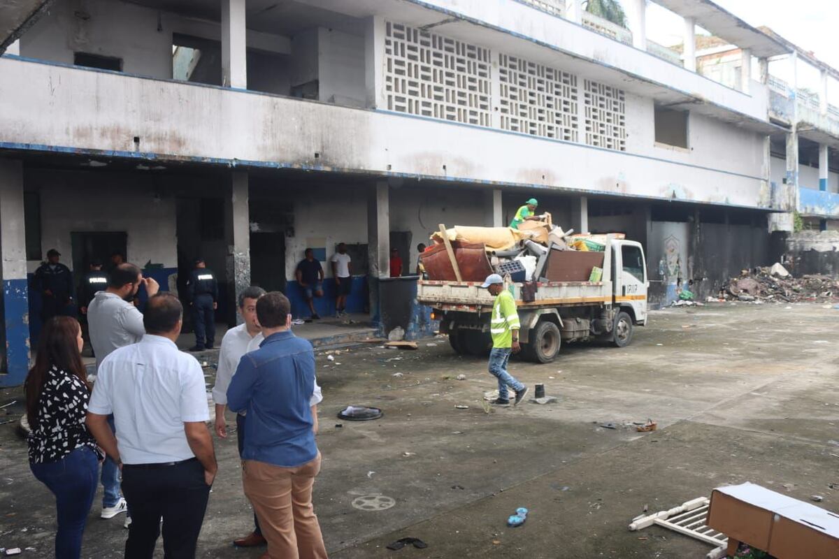 Al fin limpian la escuela República de Venezuela