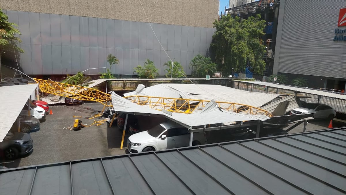 ¡Susto monumental! Grúa colapsa en Calle 50 y destruye autos sin dejar víctimas