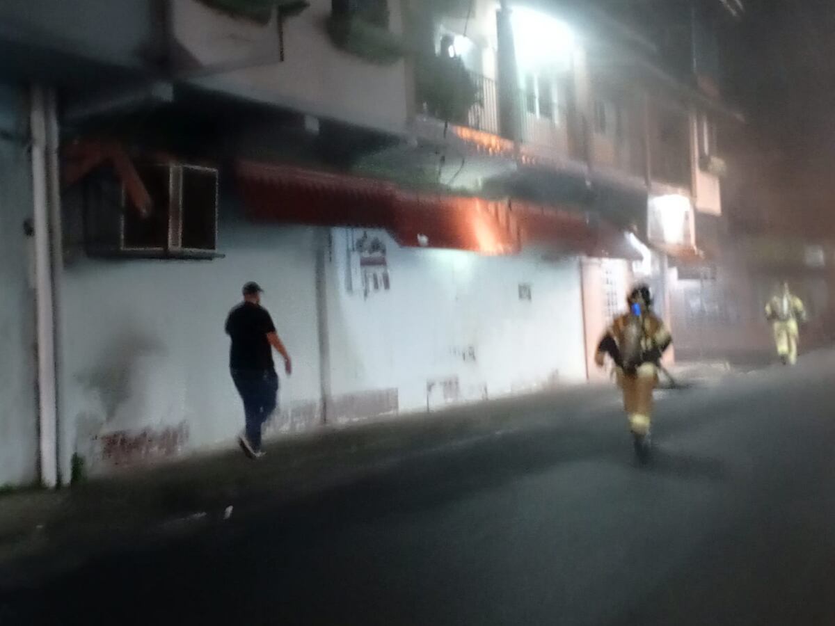 Explosión nocturna en Santiago: humo, pánico y una rápida reacción de los camisas rojas