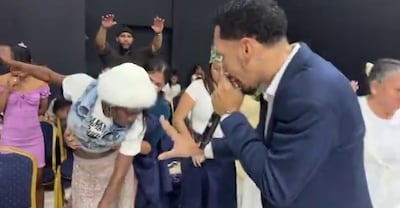 VÍDEOS | ¡La liberaron! Entre lágrimas, Dundusuá expulsa sus demonios en culto y afirma que servirá a Dios