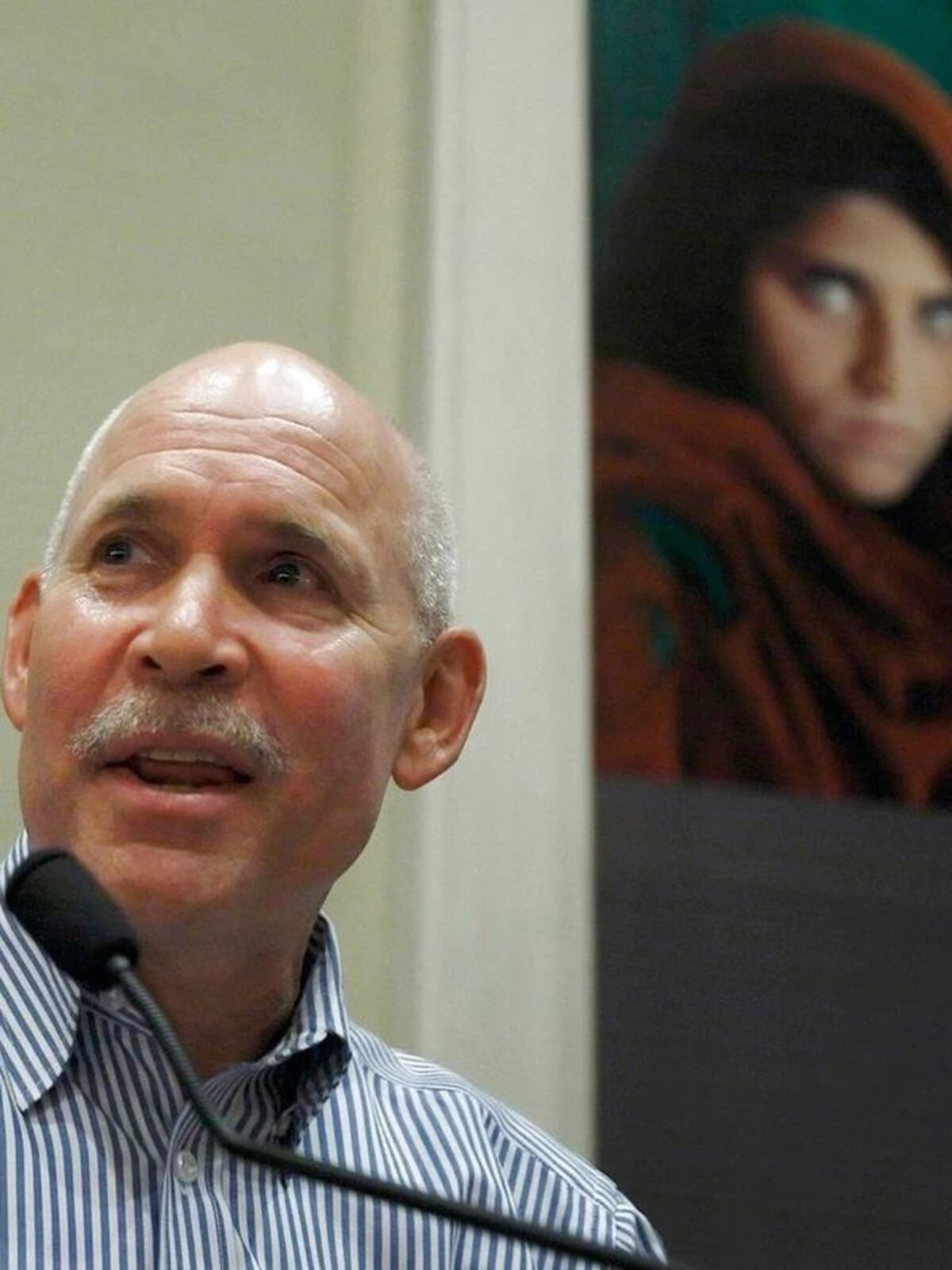 La ‘niña afgana’ de ojos verdes del National Geographic fue evacuada a Italia