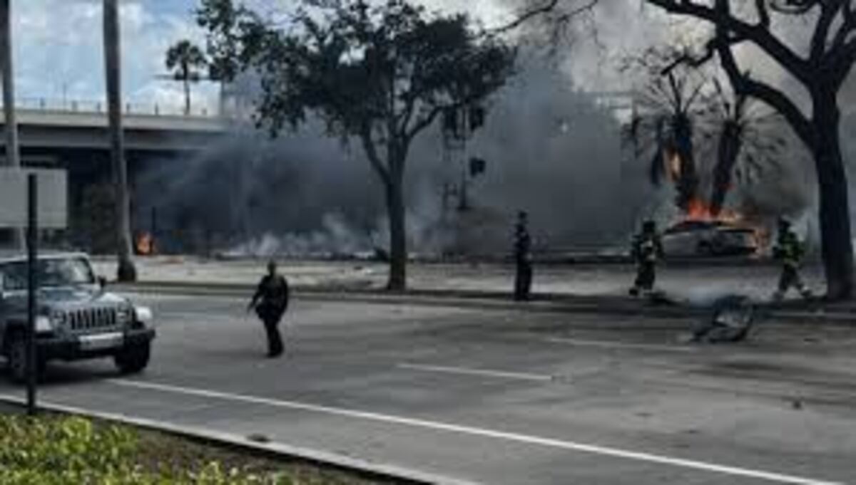 Tragedia aérea en Florida: tres muertos tras caer avioneta en plena calle