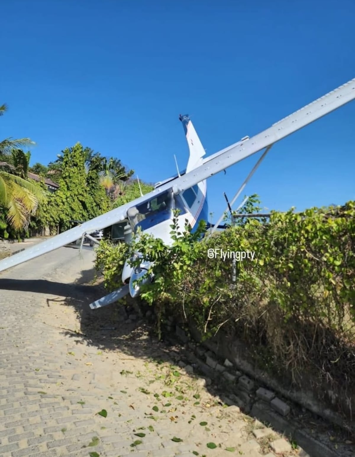 ¡Susto en Contadora! Avión privado se sale de la pista pero todos salen ilesos