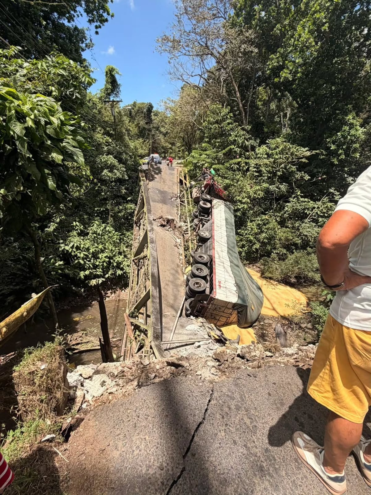 Puente de más de 100 años colapsa cuando camión cargado de maíz cruzaba en Capira
