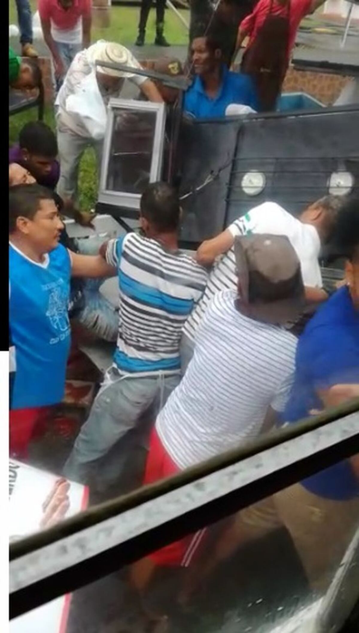 Le parte pierna a comerciante. Bus choca contra quioscos en Portobelo