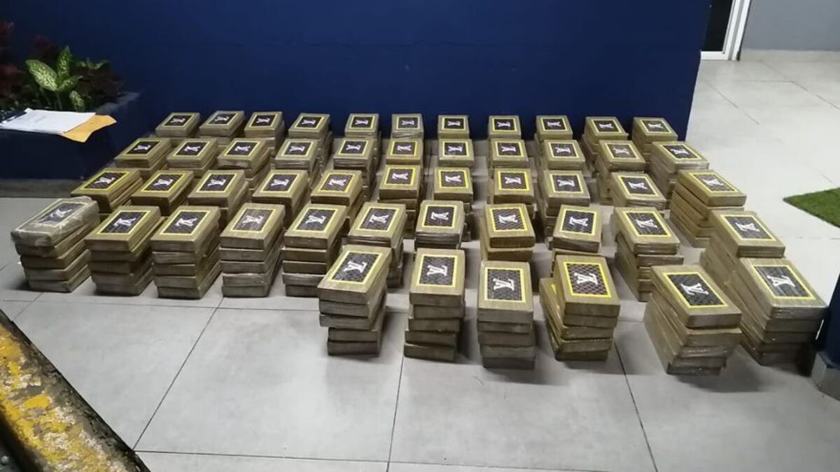 Retienen 250 paquetes de presunta droga