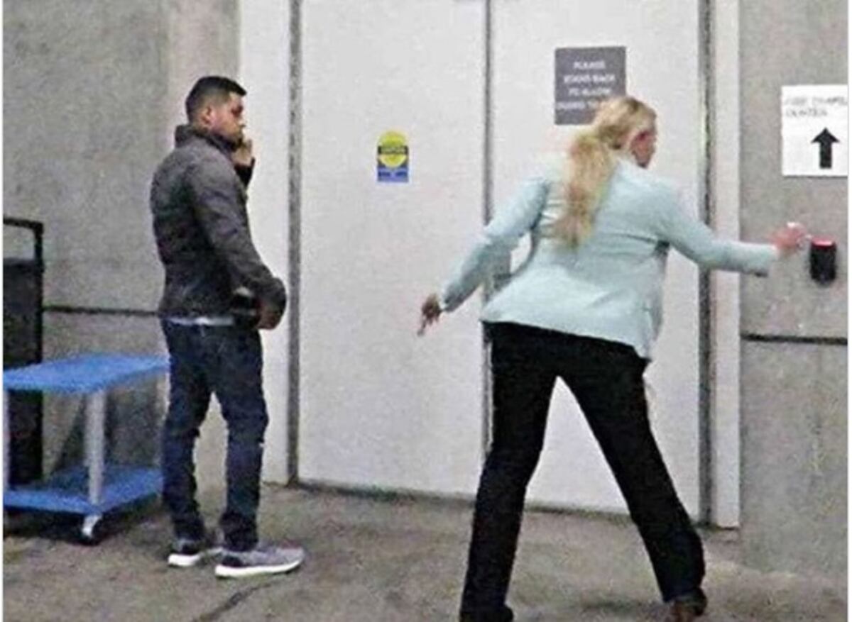 El actor Wilmer Valderrama no se ha separado de la cama de Demi Lovato