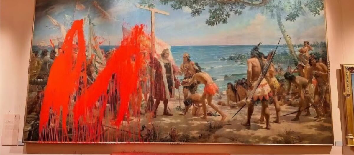 Activistas cubren de pintura roja un cuadro de Cristóbal Colón en Madrid