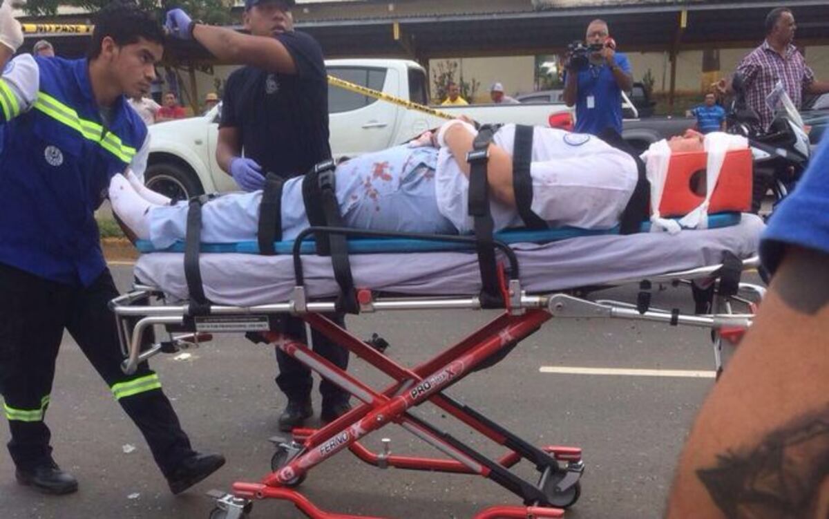 Estudiante que iba a alta velocidad choca con auto y camión en Chitré| VIDEO 