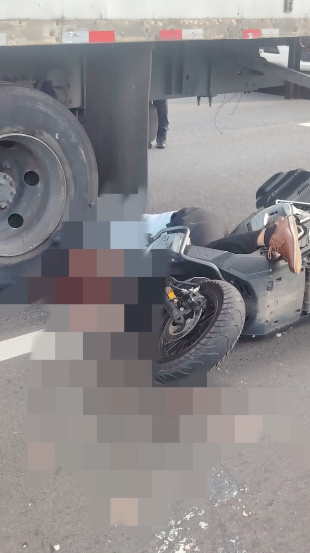 TRAGEDIA |Motorizado muere atrapado debajo de un camión en impactante accidente frente a la feria del IMA +DATOS SENSIBLES