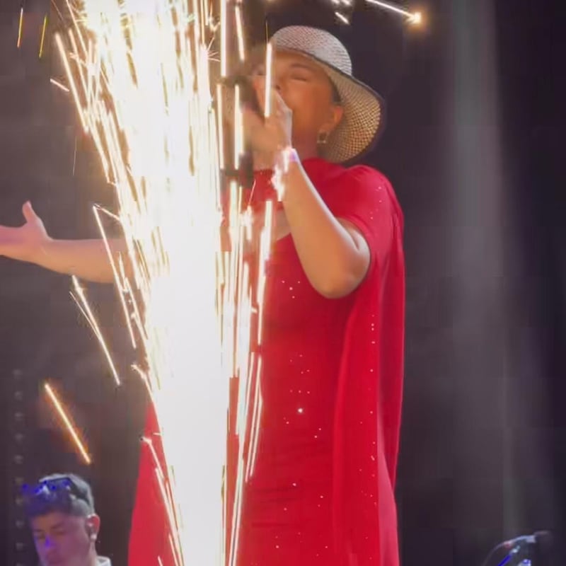 ¡Tremendo susto! Vestido de Temu de Doralis Mela casi se quema en plena presentación