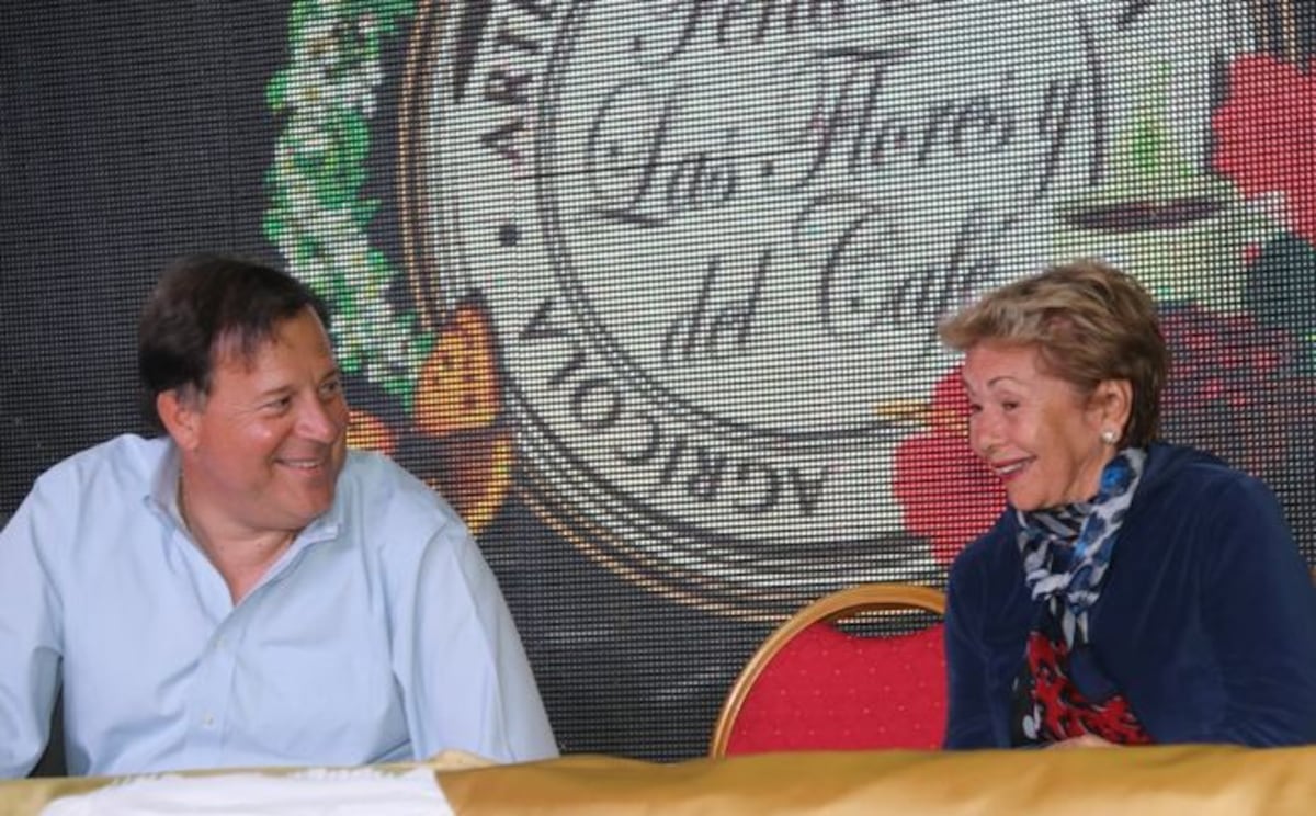 Captan a Varela y Mireya Moscoso echando un cuento bueno