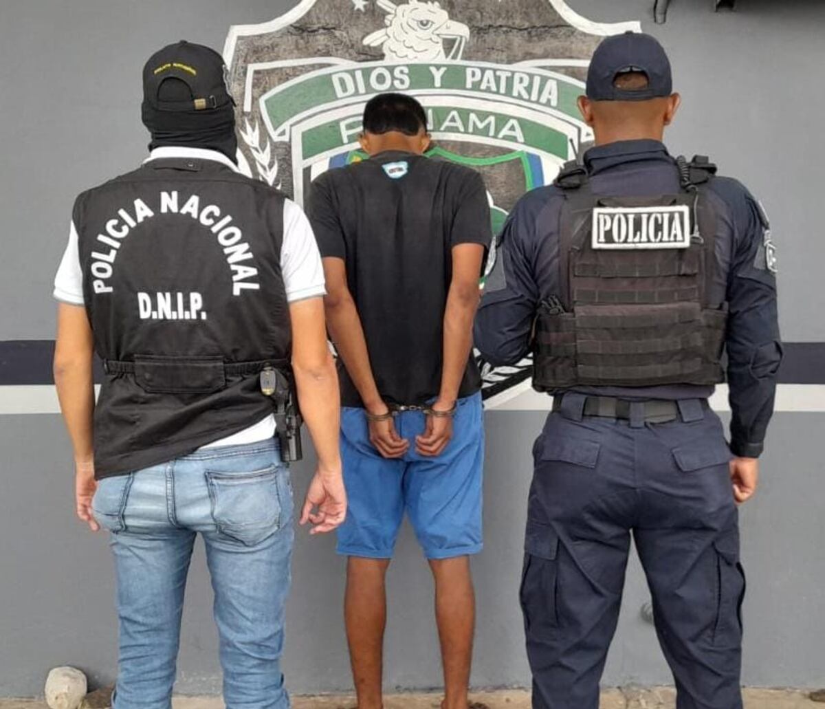 Redada sin piedad: se los llevaron con droga, armas y hasta los carros